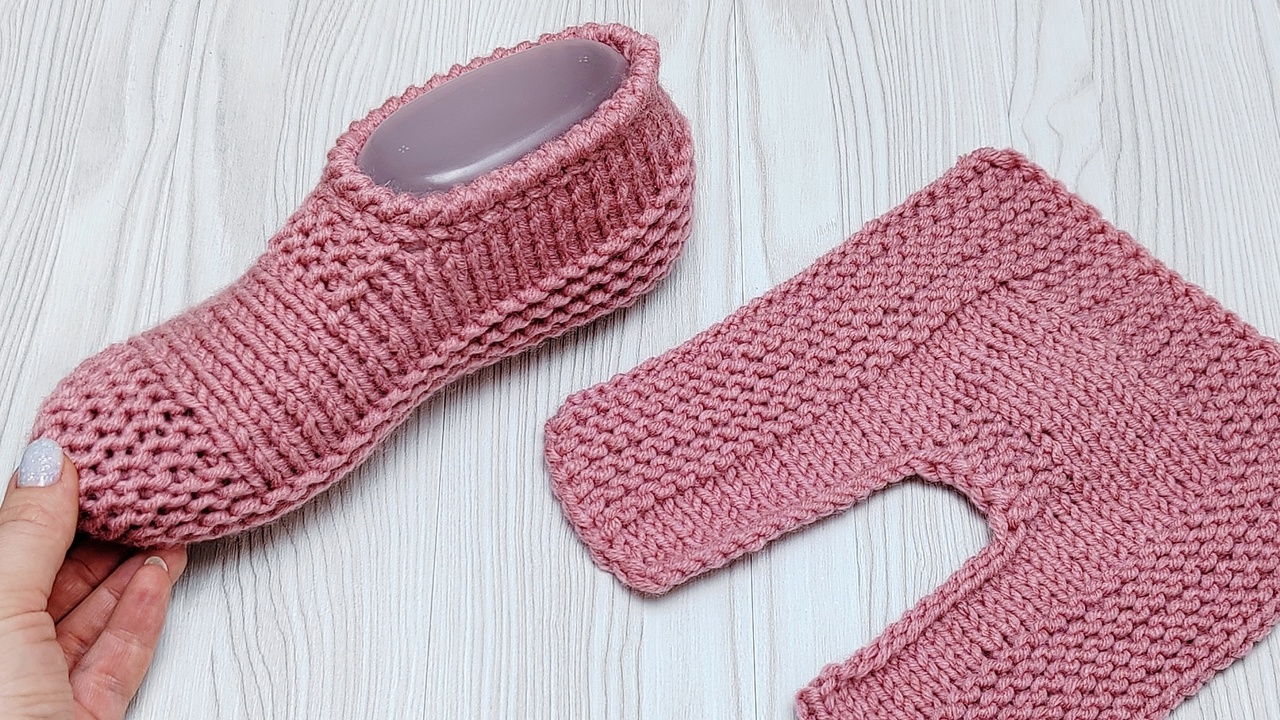 Следки с мариной курцовой на двух спицах. Тапочки следки с мариной курцевой. Следки марины курцевой. Курцова следки. Следки с перемычкой спицами.