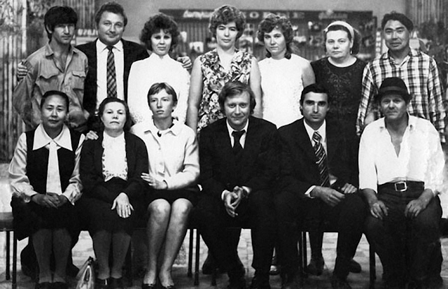 Андрей Миронов с сотрудниками одного из кинотеатров города Капчагай