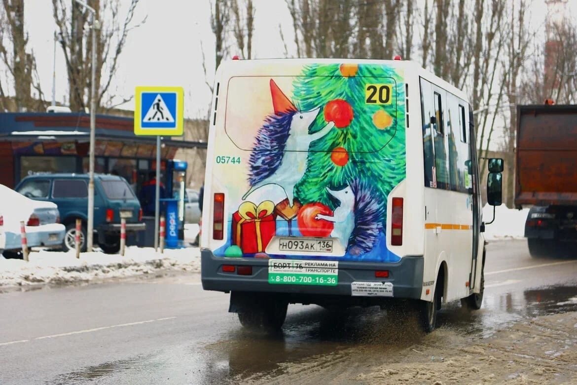 Рождественский воронеж автобус. Новогодний автобус. Новогодний микроавтобус. Украсить автобус на новый год. Украшенный автобус.