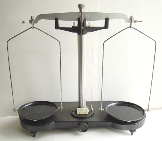 Весы лабораторные технохимические аналитические рецептурные рычажные равноплечие тарирные Т-1000. Завод весоизмерительных приборов «Сашо Кофарджиев», София, 1978 г. Серьги и стремена (подвески) взяты от весов ВА-4 (весы аптечные)