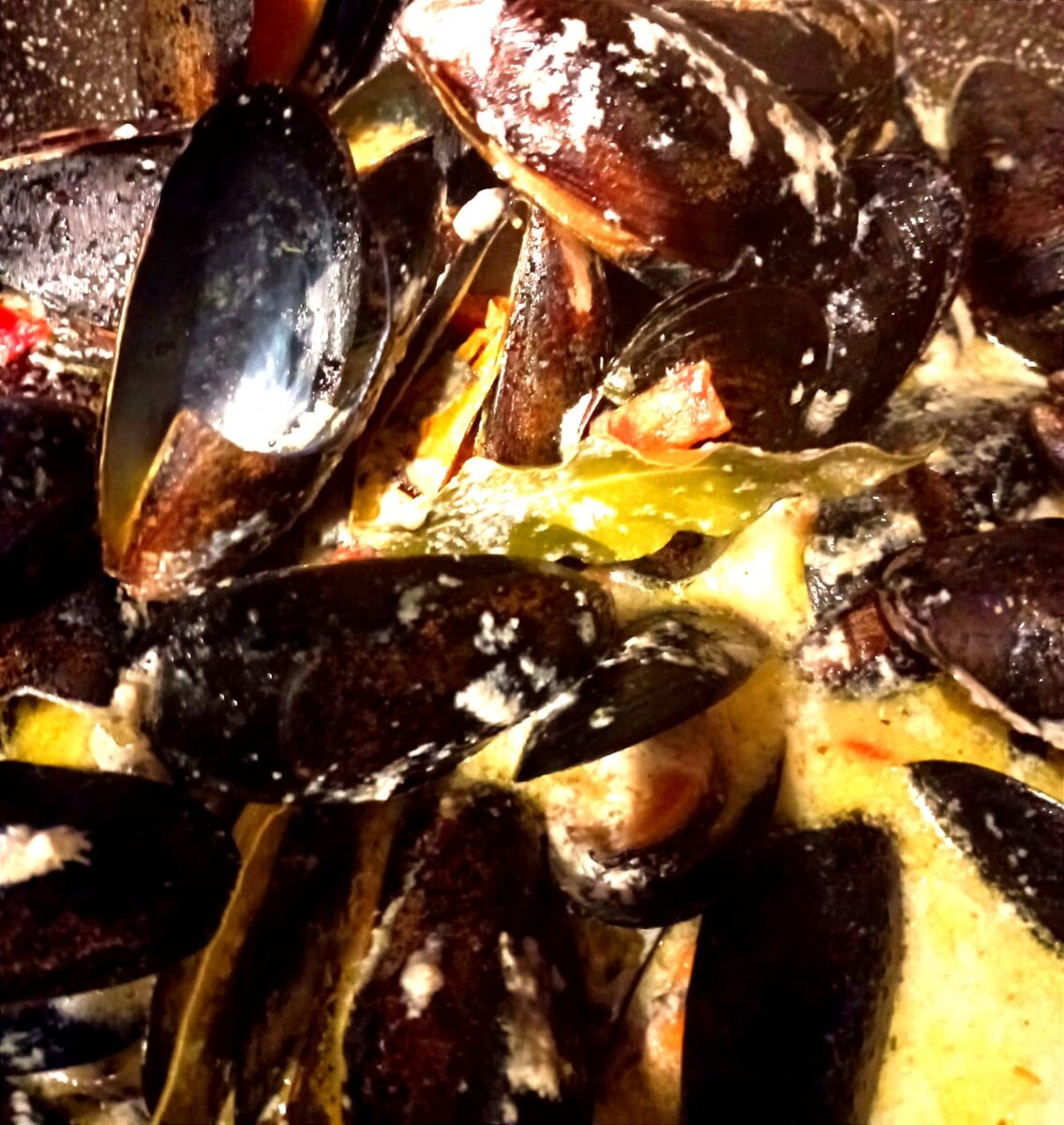 Нет, это не салат, его съели в момент ))) Мое открытие - мидии в соусе блю-чиз. Стоят копейки, готовятся за 10 минут, вкусно нереально. Тушить в сливках, добавить малюсенькие кусочки сыра, лаврушку и можевельник, остальной сыр съесть с шампанским