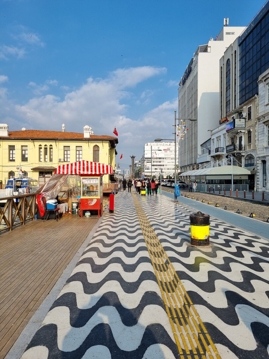 Центральная набережная Kordon в Измире 