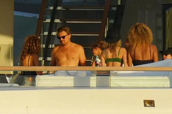     Полуголого Леонардо ДиКаприо с моделями в бикини на яхте поймали папарацци