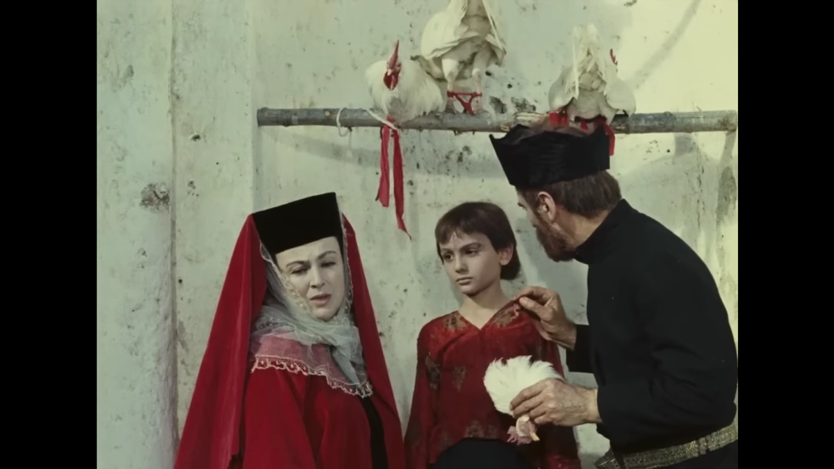 Кровь из отрезанной головы курицы под причитания разодетой дамочки мажется на лоб мальчика. Прелесть, правда же?