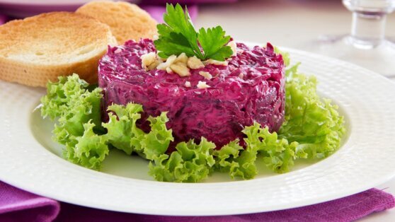    Недорого и вкусно: салат из свеклы, сыра и яиц Анна Черкесова
