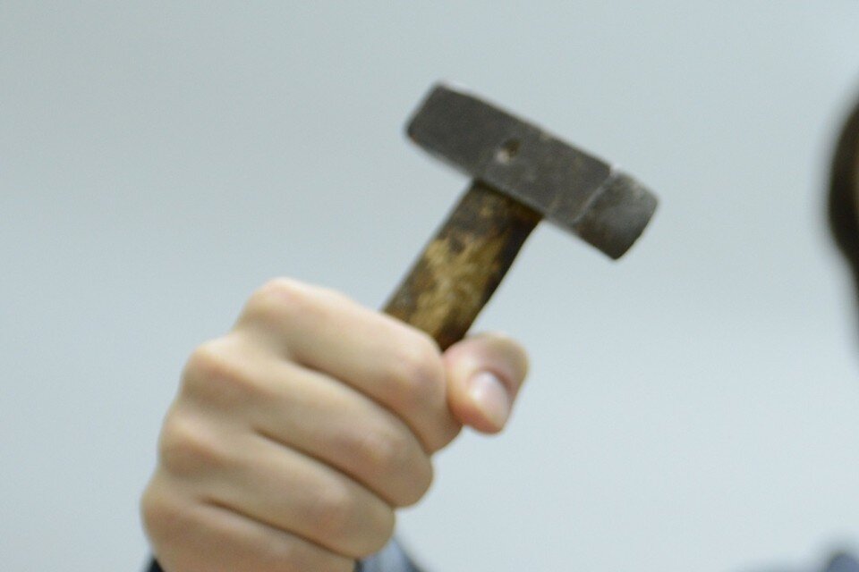     Под Новосибирском мужчина с молотком угрожал прохожему у подъезда. Алексей ФОКИН (фото)