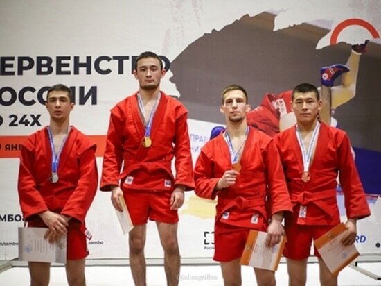     Данир Шамсутдинов на верхней ступеньке пьедестала / фото: пресс-служба УГМК