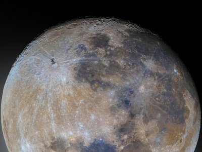    Новый снимок МКС и Луны вызывает мощную оптическую иллюзию