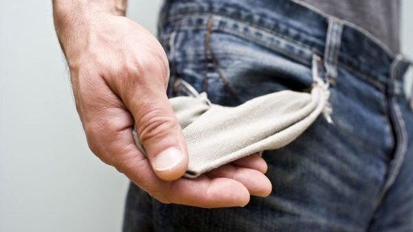 Что нужно, чтобы вырваться из бедности? 
Вот, что я делал и что нужно делать тебе!

1. Перестать вестись на лёгкие и быстрые деньги!
В долгосрочной перспективе их не существует! Так что если ты не планируешь через недельку умирать, забудь о быстрых и лёгких деньгах!

2. Понять, что любые деньги – это вызовы!
Чем выше у кого-то заработки, тем больше там сложностей, рисков, нюансов и потраченного времени! Нет денег или маленькие деньги  –  это одни проблемы, а много денег – это другие проблемы, на совершенно другом уровне! 

3. Понять, что большие капиталы – это много маленьких шагов!
Лучше мало, но постоянно, чем много и с риском просрать всё за один раз. 

4. Завязать с потребительскими кредитами раз и навсегда!
Убей в себе навсегда эту привычку! Не бери в долг, даже если нечего есть. Сдохни, но пойми как ты до такого докатился. Нельзя жить на больше, чем ты можешь себе позволить. За всё надо будет потом платить!

5. Понять, что всем финансовым организациям на тебя пофиг!
Запомни раз и навсегда – не одна площадка не заинтересована в твоих заработках. Площадка заинтересована в своих заработках, а ты в своих. Включай мозги и думай, как тебе преуспеть, вместо того, чтобы жаловаться на условия площадки, брокера, биржи и т.д!

6. Вести учёт расходов и доходов!
Это нужно, чтобы понять куда больше всего уходит денег, чтобы потом провести оптимизацию (сократить то, что отнимает деньги и увеличить то, что приносит деньги). Если ты не контролируешь деньги, деньги контролируют тебя! 

7. В свободное время обучаться активным и пассивным онлайн-заработкам!
То есть постоянно в свободную минуту ищешь новые ниши и возможности, изучаешь партнёрские программы. Сидишь в телефоне и ищешь, а не в социальных сетях залипаешь или в игры играешь. 

8. Всегда платить себе!
То есть откладывать деньги, и делать это до трат, а не после! Пришли деньги, сразу заплатил себе! Большую роль здесь играет сама привычка и дисциплина, а не сами деньги, многие этого не понимают.

9. Постоянно развиваться в финансовом плане!
Читать финансовую литературу, посещать финансовые форумы и семинары! Создавать новый круг общения!

10. Взять на себя полную финансовую ответственность!
Никого не винить в своих денежных проблемах и понять, что в том, что у тебя нет денег, виноват только ты! Никто тебе ничего не должен, ни родители, ни родственники, ни наставники, ни учителя, ни государство, ни Бог, ни Вселенная! Деньги тебе в карман никто не положит, кроме тебя! 

Я это всё делал и вырвался из бедности. А что из этого делаешь ты?

Ответь сам себе честно на эти вопросы!

Поверь, с таким мышлением тебе будет в сто раз проще идти к цели! Когда ты ни от кого ничего не ждёшь, ты не расстраиваешься. А если ты не расстраиваешься, то и не тратишь энергию на негатив, у тебя не опускаются руки. А если ты не тратишь энергию на негатив, то остаётся много энергии на цель и ты топишь, пока не добьёшься своего!