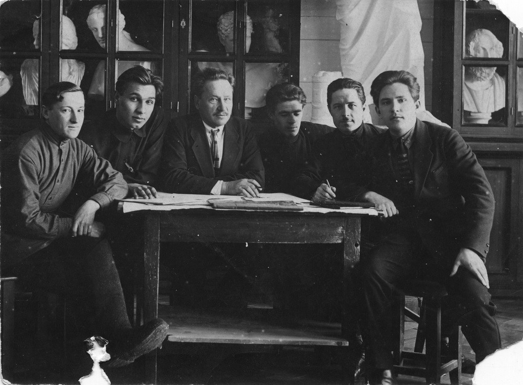 Архитектор А.Крячков со студентами, фото — nsk-kraeved.ru