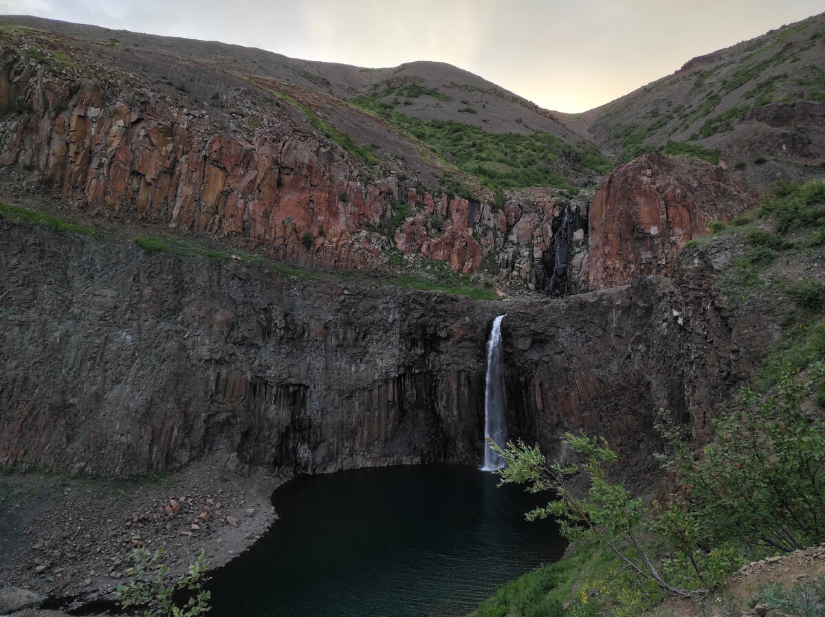 Талнах водопад красные камни