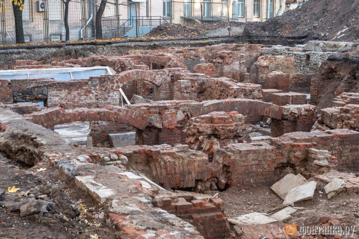 На фотграфии лучевые арки