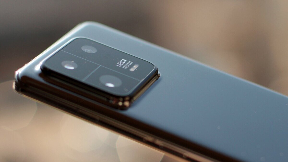 Выступ камеры на задней панели довольно большой. Вам понадобится кейс.