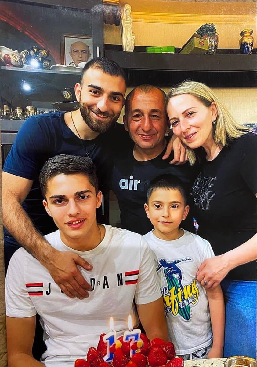  Семья Захарянов. Старший брат Давид(1997г.р.), младший брат Артур(2013гр.) и родители. 