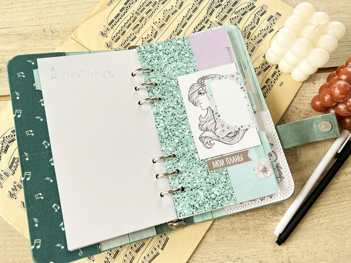 Весенний блокнот. Красивые блокноты. Блокнот девчачий. Планнер фотосессия в нюдовых цветах. Девушка с блокнотом.