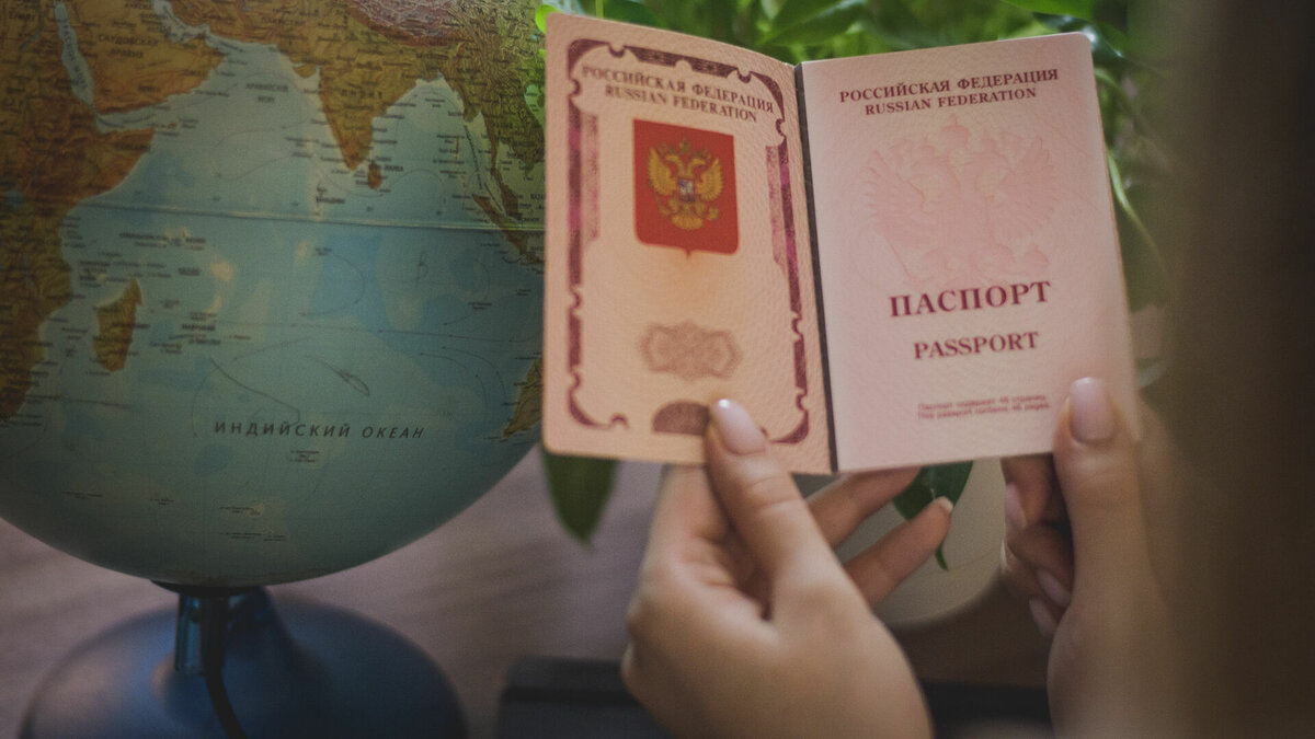     Ранее в России приостановили оформление загранпаспортов нового образца.