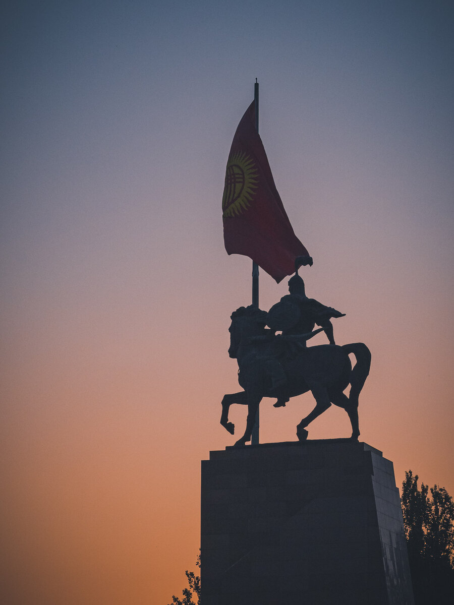 Манас великодушный. Главный символ кыргызской культуры, богатырь Манас и его верный спутник конь Аккула.