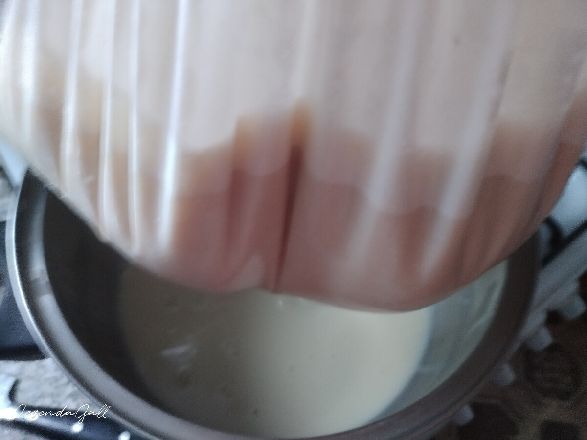 Слила в мешок. А оно не льется.. Пришлось долго дергать за края...