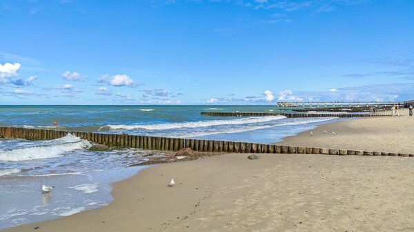 Иногда это просто чудесно ... никуда не спешить, дышать свежим морским  воздухом под непрерывный шум моря и иметь отличную возможность заглянуть  далеко вперёд ... С Воскресением Вас!   

Зеленоградск, Калининградская область ...   

  