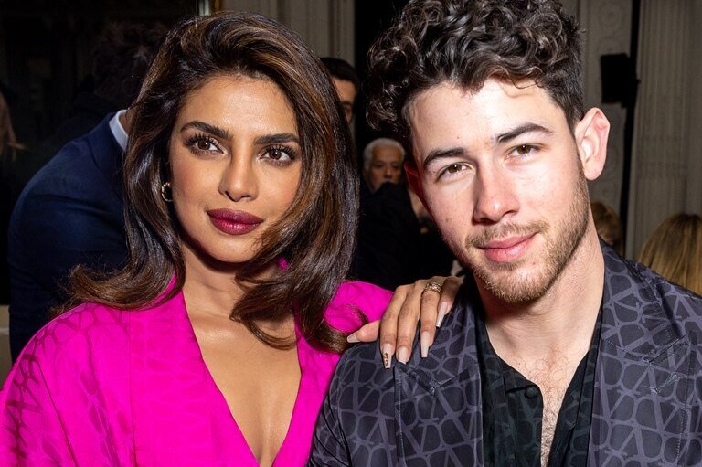     Звезда отказалась от бюстгальтера: &laquo;Мисс мира&raquo; Приянка Чопра в откровенном платье появилась на Неделе моды