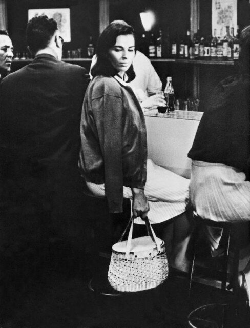 Девушка оставляет сумку с бомбой в кафе.