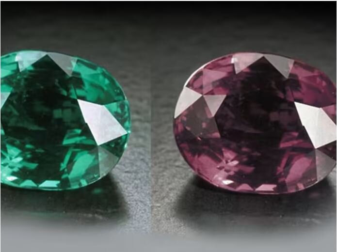 Цвета уральского александрита при дневном свете и освещении лампой накаливания