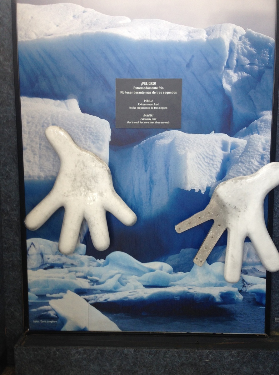 Экспонат Музея науки принца Филипе в Валенсии - ледяные руки