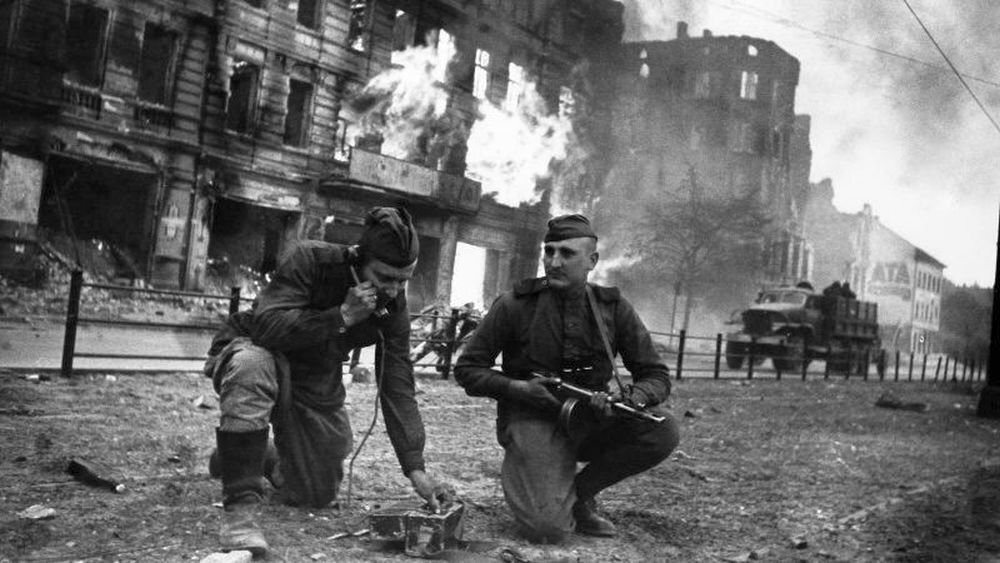 Двое красноармейцев у полевого телефона на улице горящего Берлина. Фото: waralbum.ru