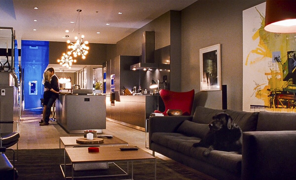 Иметь стеклянную крышу над головой, как в фильме «Значит, война» – это, возможно, перебор, но только посмотрите, как романтично можно провести вечер в кухне-гостиной!