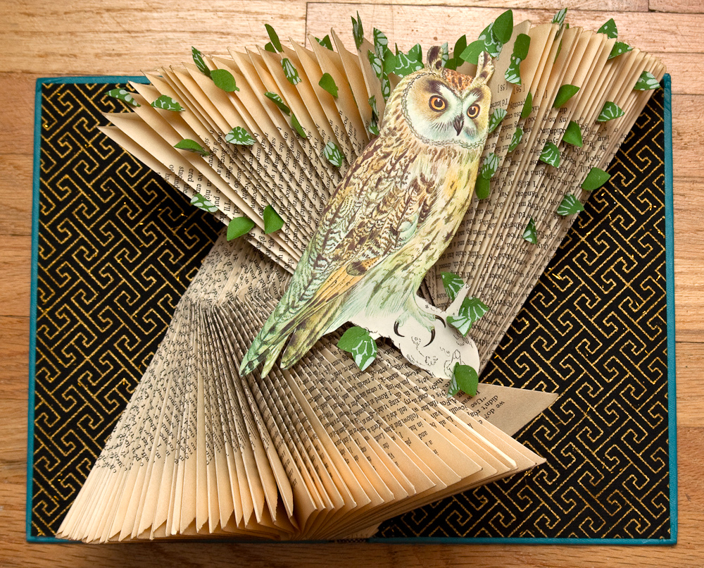 Идеи из старых книг. Декор из старых книг. Панно из старых книг. Панно на стену из книжных листов.