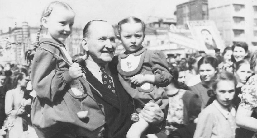 Вертинский с дочерями на первомайской демонстрации. 1947 год