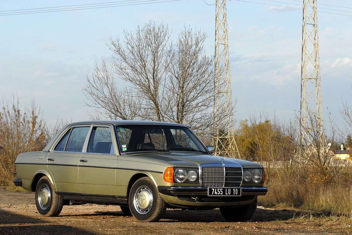 Салон на сегодняшний день может показаться скучным и аскетичный, но он по-прежнему благородный и в духе Mercedes Benz. Из опции: обогрев, зеркал, электро — стекло подъемники  и  кондиционер, но это в богатой комплектации.