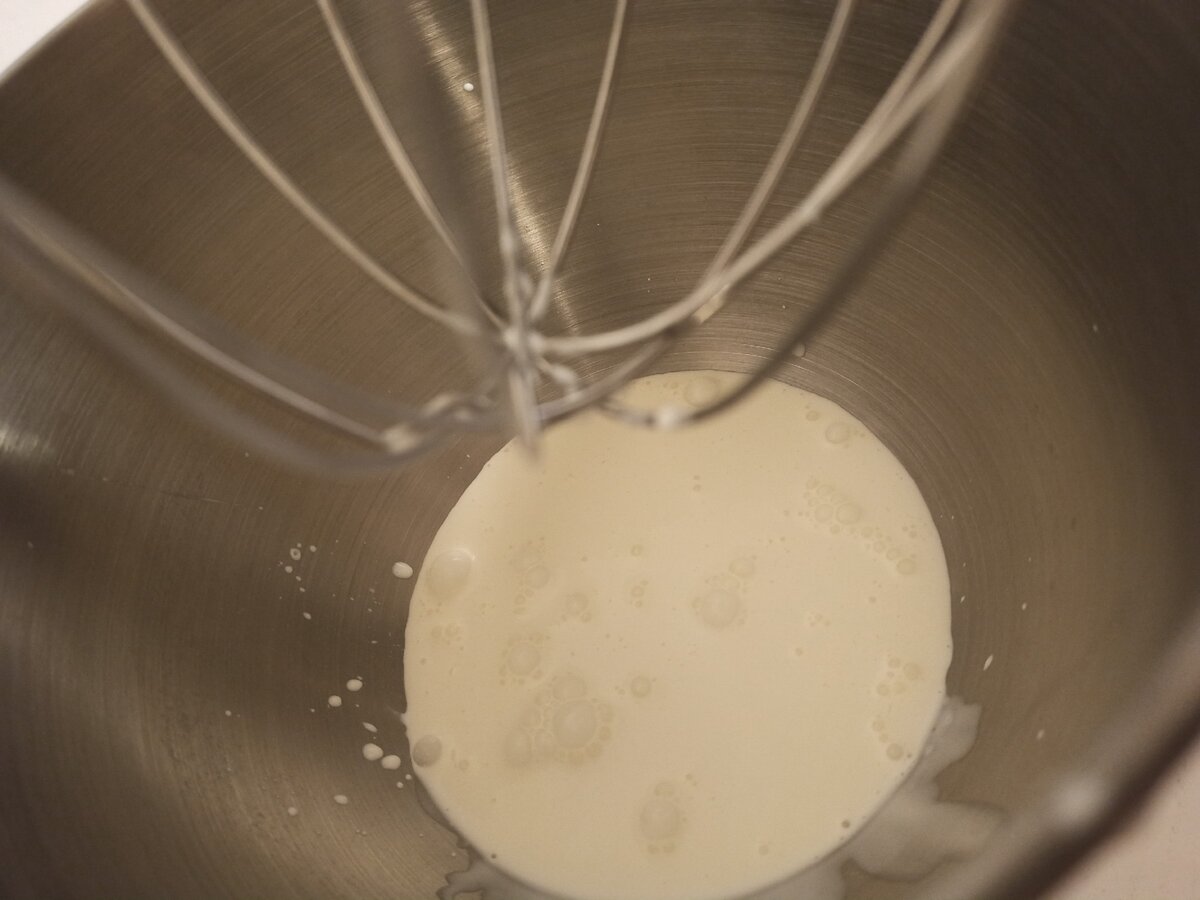 Охлаждение сливки взбиваем