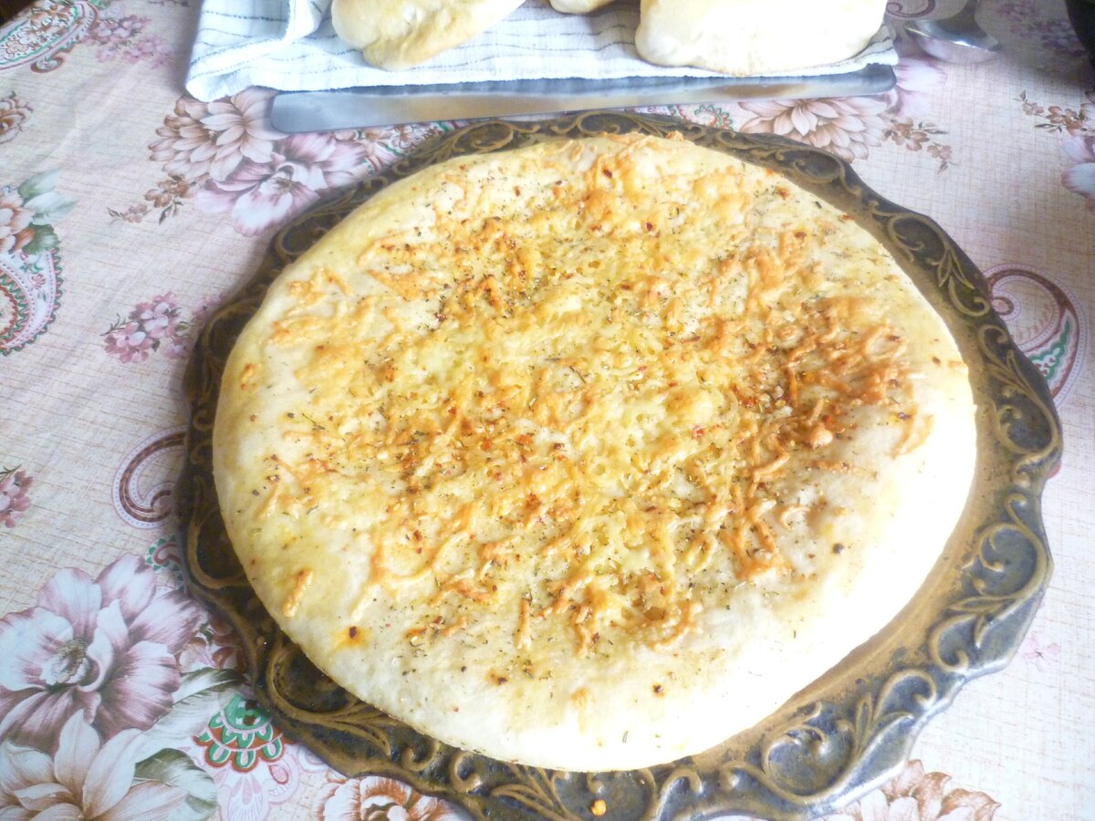 Сырная лепешка из дрожжевого теста