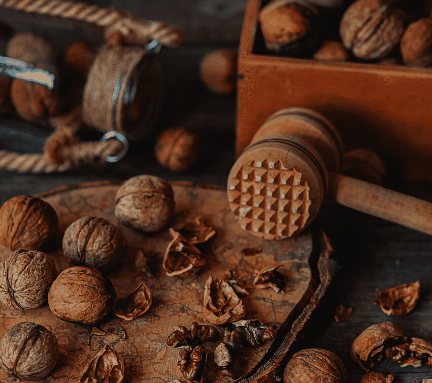 Связаны ли орехи со значением этого выражения и с его историей?