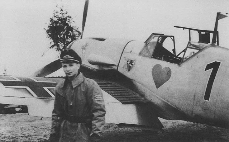 Остерманн возле его Bf.109F-4 с номером 1. Окрестности Сиверска