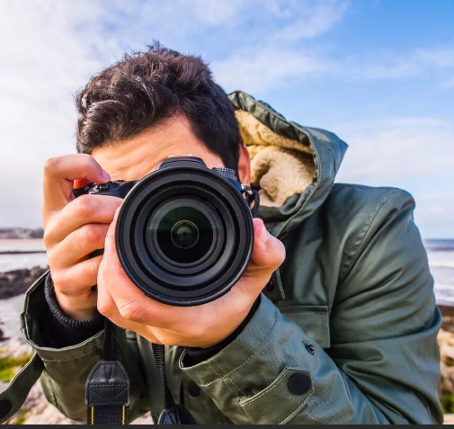 Фото отсюда https://yandex.ru/search/?text=профессиональный%20фотограф%20фото&clid=2270455&banerid=6300000000%3A5873ad572c84eb0017f59f45&win=263&lr=143454
