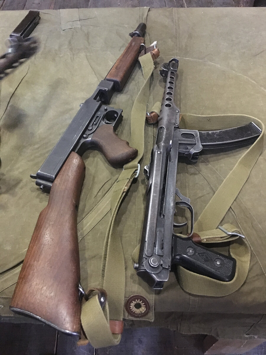 В фойе, помимо участия в платных тематических фотосессиях, можно совершенно безвозмездно потрогать и попытаться разобрать пистолет-пулемет Томпсона, пистолет-пулемет Судаева...