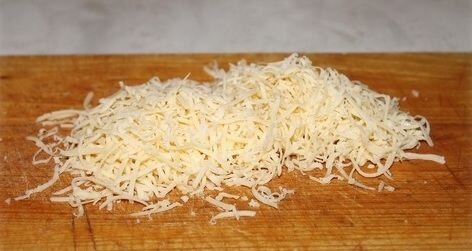     В одной кастрюле отварим морковь, яйца и картофель в мундире.       Очищенную варёную морковь затем натираем на мелкой тёрке, а картофель уже без мундира - на крупной. Яйца чистим от скорлупы и разделяем белки и желтки. Отложим по одной штуке и того и другого для оформления салата, а оставшиеся натрём на мелкой тёрке.       На соседней конфорке в сковороде на небольшом количестве растительного масла нужно обжарить мясной фарш (фарш может быть любой или говяжий или свинной) с нашинкованным луком, до готовности. Перед добавлением в салат пережарку нужно охладить.      Сыр трём на мелкой тёрке. Чтобы легче это сделать, нужно положить сыр на несколько минут в морозилку.   