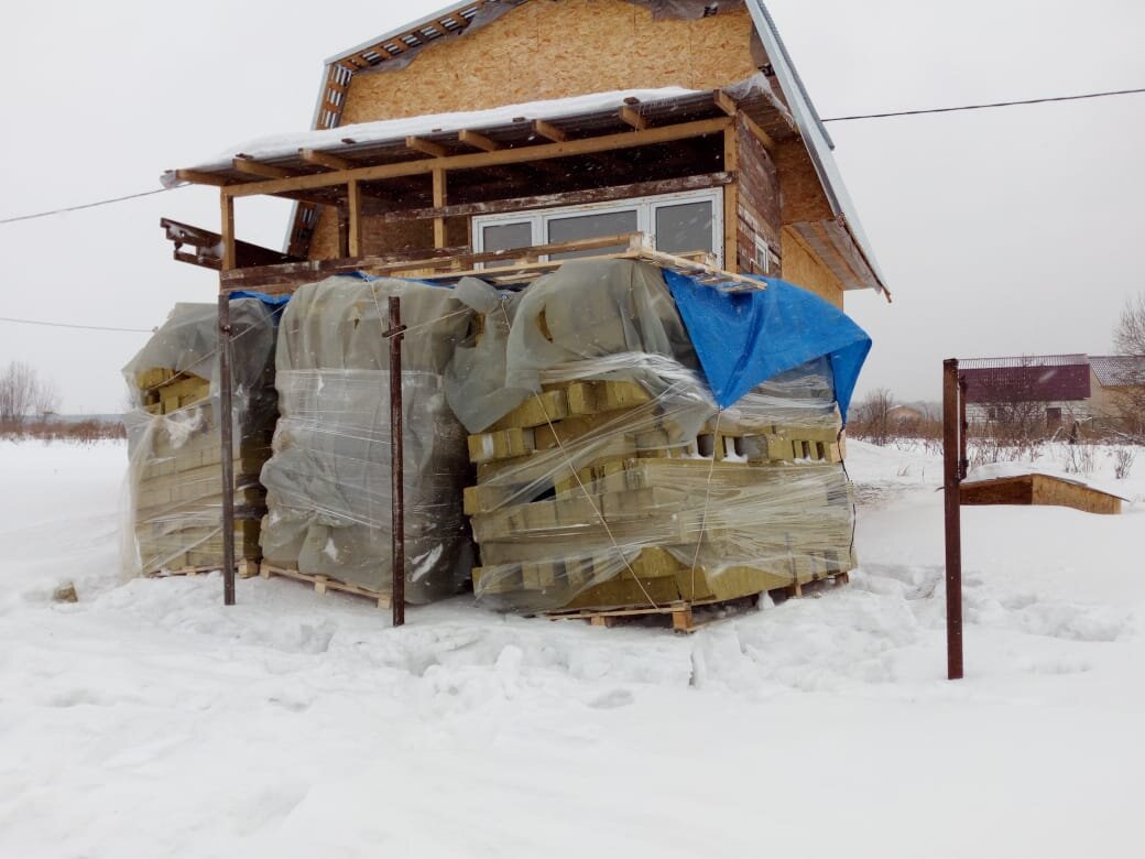 Утеплитель на 2 этаж завозили в марте, дешевле было.