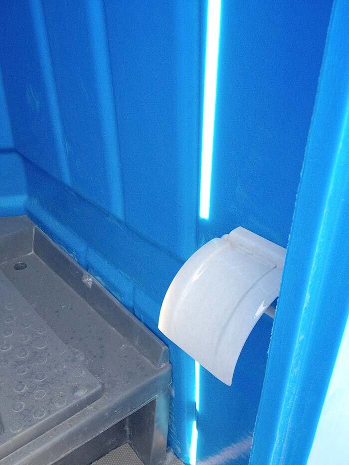 Бумагодержатель  в мобильной туалетной кабине (фото с сайта https://shop.rotoplast.ru/katalog/mobilnyie_tualetnyie_kabinyi/)
