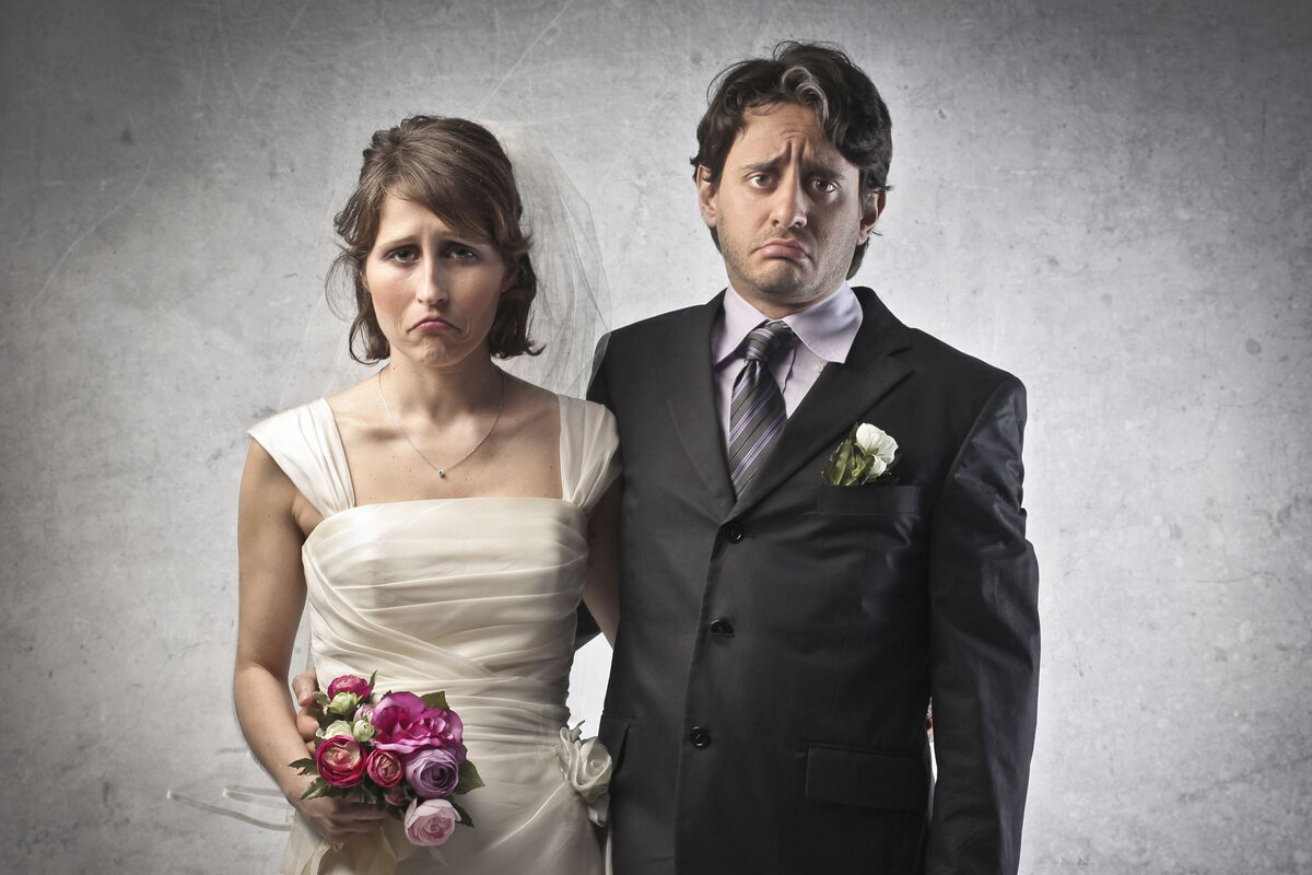 Вторые браки разводы. Несчастливый брак. Грустная невеста на свадьбе. Недовольные жених и невеста. Несчастный жених.
