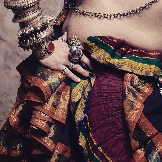 Сладкий бочок и прекрасная рука с браслетами Жени Акимовой (г. Новосибирск)