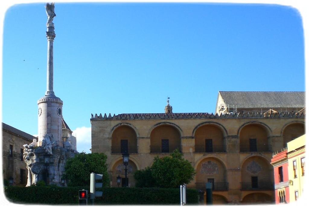 Знаменитая Кордовская Соборная мечеть (вид от Римского моста). 