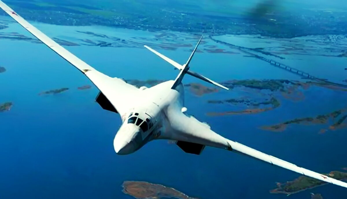 ТУ-160М - Российский сверхзвуковой стратегический бомбардировщик-ракетоносец с крылом изменяемой стреловидности.