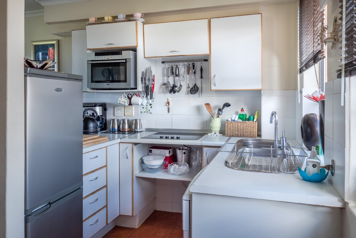 https://www.canva.com/photos/MADyQ4DX9LE-white-wooden-kitchen-cabinet/ Фотограф: Jean van der Meulen