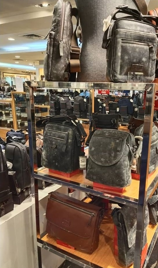 Плесень не пощадила дорогие кожаные сумки