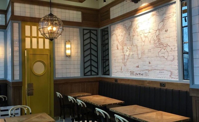 Наше керамическое панно с картой мира в кафе Поль Бейкери (аэропорт Домодедово)