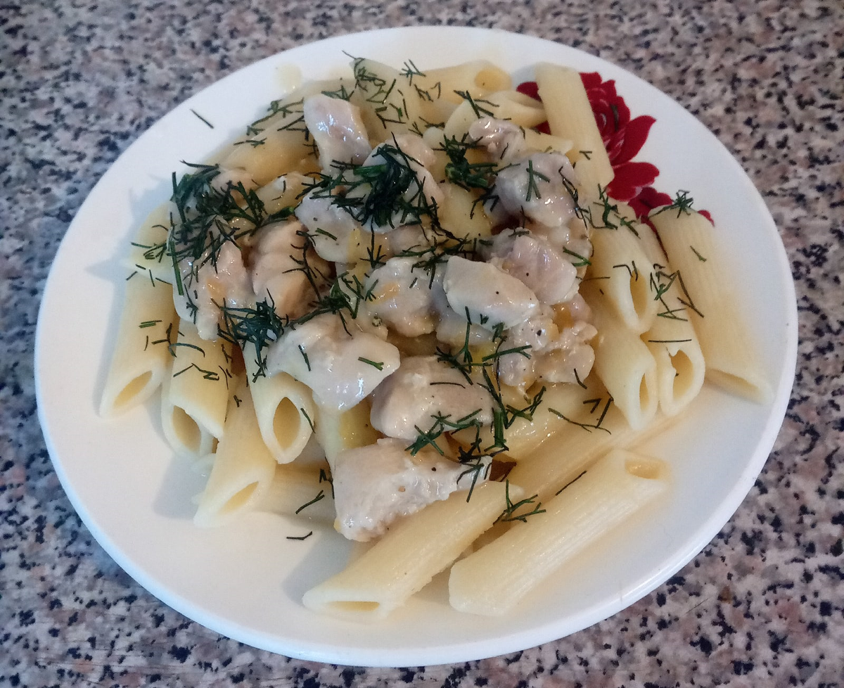 ПРОСТО, БЫСТРО, А ГЛАВНОЕ ВКУСНО! СЕГОДНЯ МОИ ДОРОГИЕ ХОЧУ ПОДЕЛИТЬСЯ С ВАМИ РЕЦЕПТИКОМ КУРИНОГО ГУЛЯША, КОТОРЫЙ ГОТОВИТСЯ ОЧЕНЬ ПРОСТО И БЫСТРО!

ДЛЯ ПРИГОТОВЛЕНИЯ ГУЛЯША НАМ НУЖНЫ СЛЕДУЮЩИЕ ПРОДУКТЫ:
- Куриные бёдра (филе)
- 1 луковица
- 1 морковь (не большая)
- Соль, перец по вкусу
- Приправа для курицы половина чайной ложки
- мука 2 столовых ложки (без бугорка)
-вода 200 мл

ПРИГОТОВЛЕНИЕ:
Время приготовления: 1 час. Филе режем кубиками и отправляем на смазанную растительным маслом сковороду. Тушим 10 минут, далее солим, перчим по вкусу, добавляем приправу все хорошенько перемешиваем и тушим ещё 10 минут. После того как курица даст сок ( если его не будет добавьте совсем немного воды, примерно 100 мл) добавляем лук тушим до готовности лука и добавляем морковь, далее тушим до приготовления моркови. Как только наша морковка будет готова заливаем водой 200 мл. тушим  ещё 15 минут. в стакан кладем 2 столовых ложки муки и заливаем их водой 200 мл. тщательно размешиваем вилочкой (важно что бы не было больших комочков). После того как пройдёт 15 минут влить содержимое стакана в сковороду, хорошенько размешать и оставить томиться на 5 минут (если получится слишком густо добавьте воды). 

Гуляш готов! К нему на гарнир отлично подойдут спагетти или макароны (у меня это макароны). Украсить можно любой зеленью петрушкой, зелёным луком, укропом (в моём случае это укроп, так как зелёный лук во вторых блюдах я не очень люблю, а петрушка ещё не выросла). Ну всё мои дорогие, я пошла радовать мужа вкуснейшим ужином а вам приятного аппетита! 

Поделитесь своим мнением в комментариях, а также присылайте фото своих блюд. Подписывайтесь на мой канал и не забывайте ставить лайки. 
Пока Пока!


