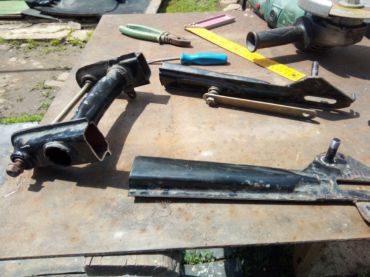 Распилили сразу за расширяющей трубкой, на месте где было решено приваривать остальную, длинную часть новой вилки. То есть основу которая крепится к раме мы решили оставить 